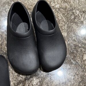 CROCS Black Slip-on Comfortable Slip-Resistant Design M sz 8 W sz 10 Work Shoe